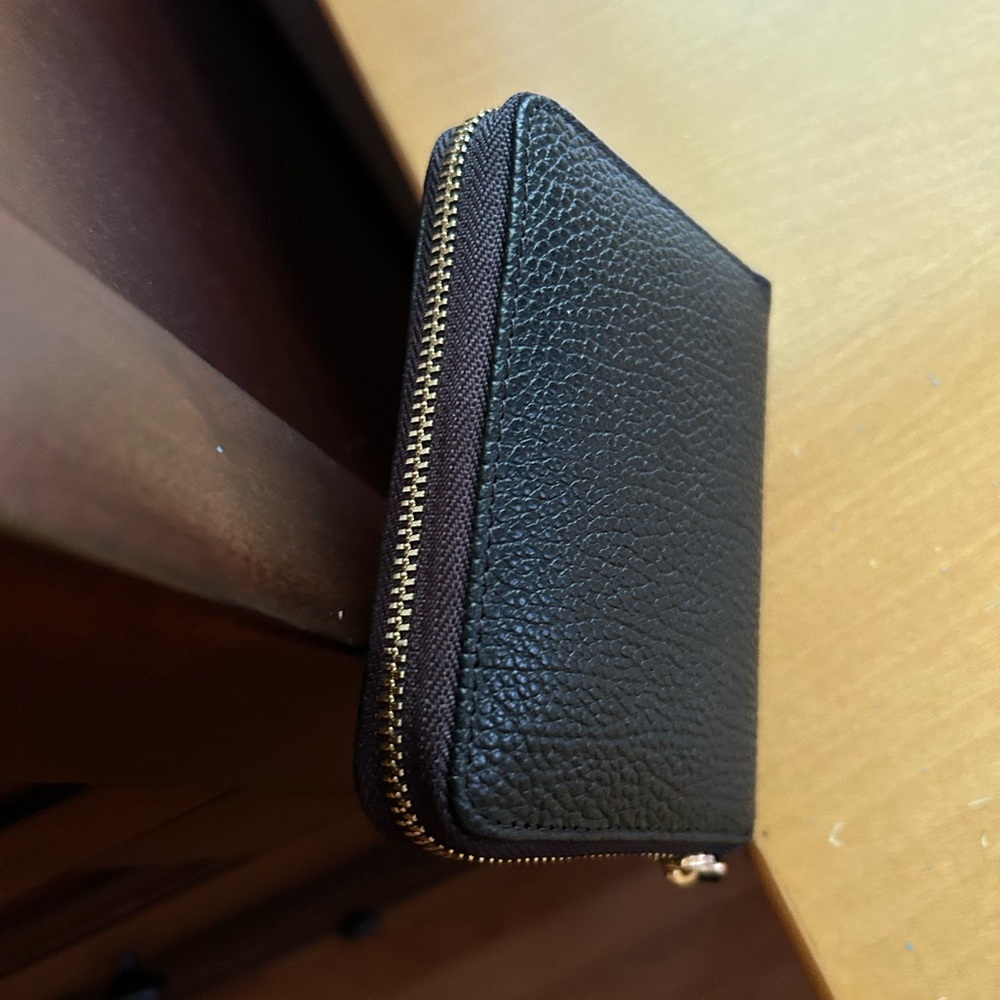 Patent of Heart Zip Around Wallet - Picture 4 of 9